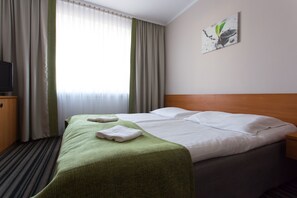 Escritorio, cortinas blackout y tabla de planchar con plancha