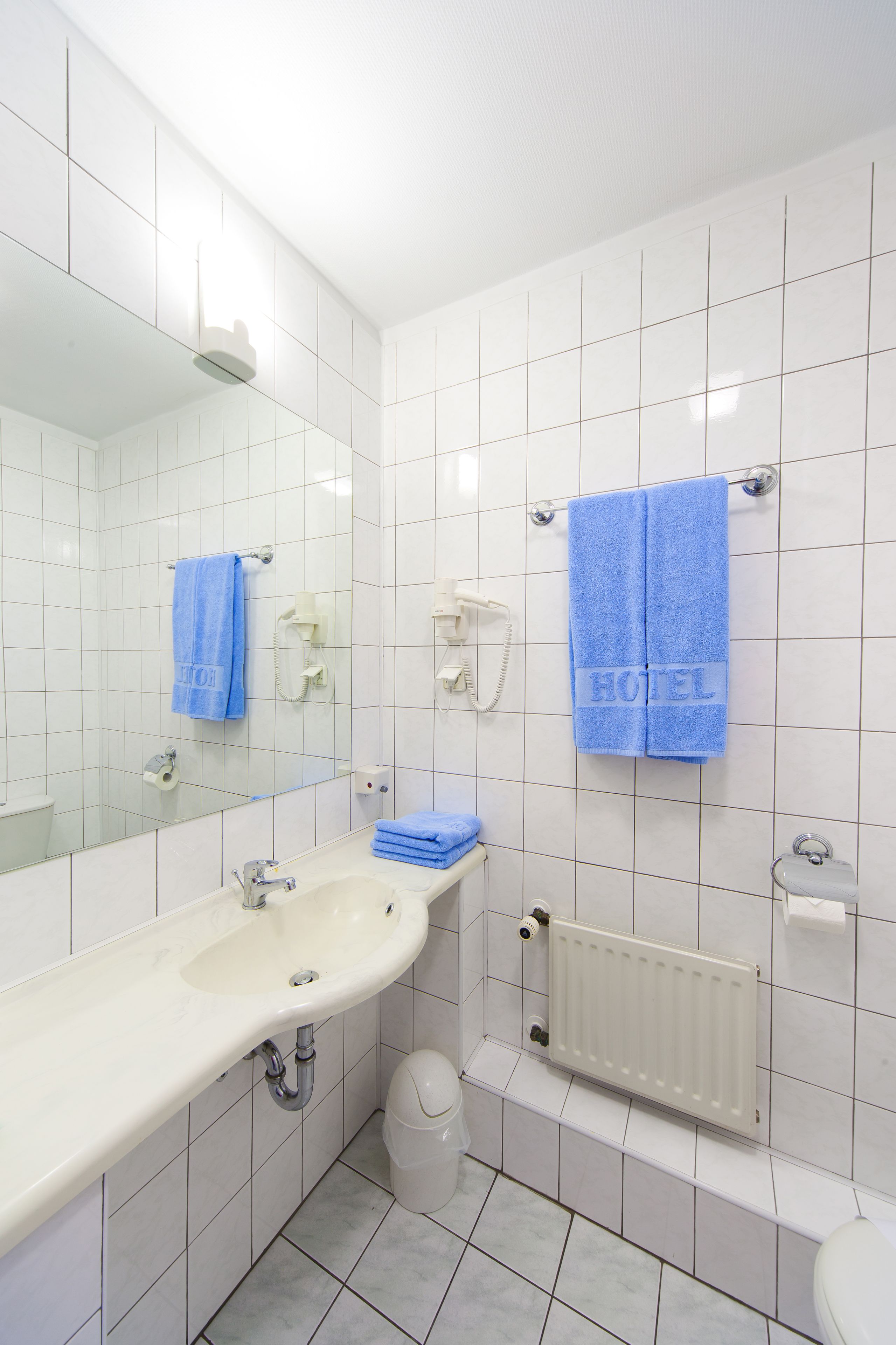 standard double room | bathroom | shower, free toiletries, hair dryer, towels