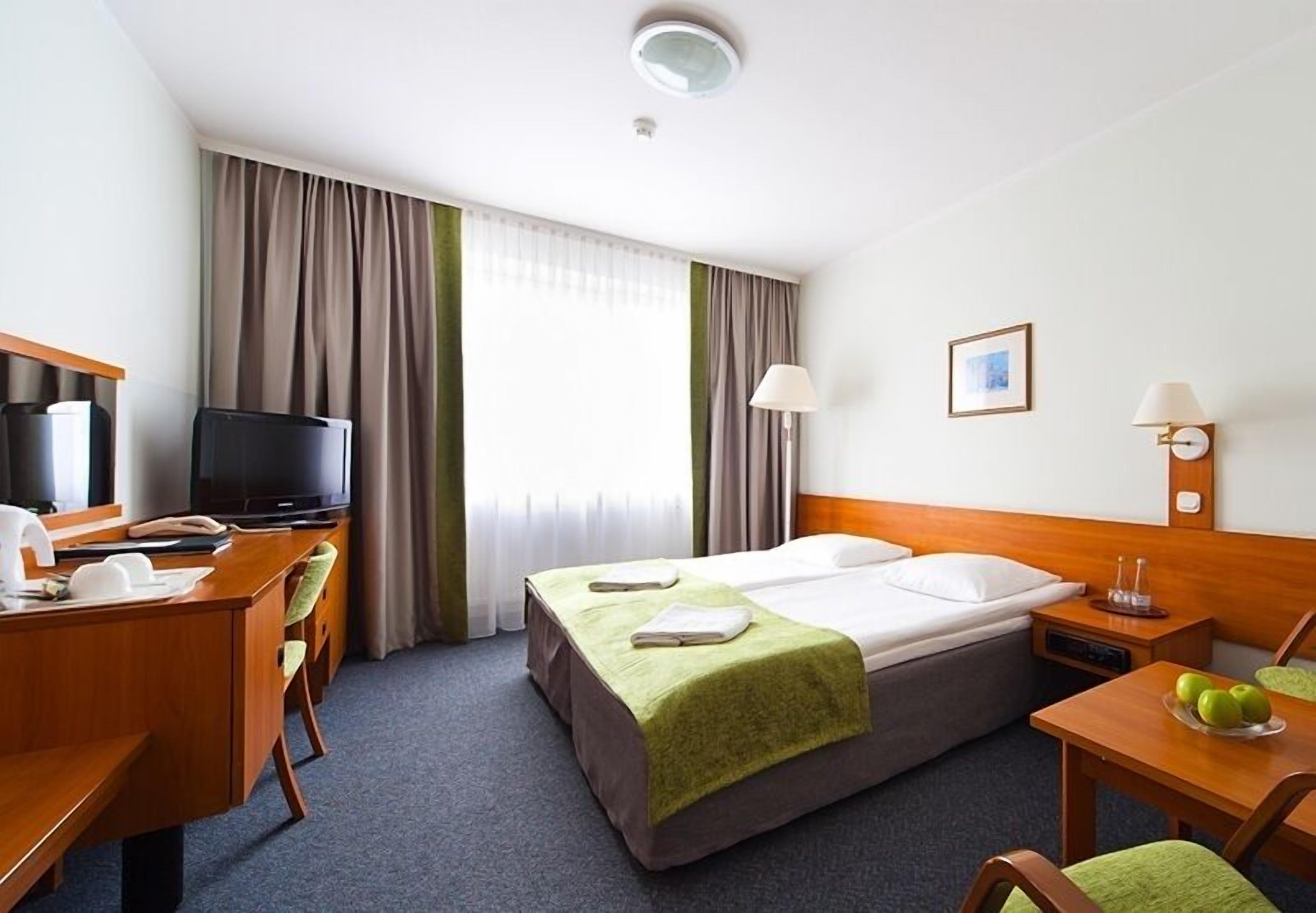 standard double room | desk, blackout curtains, iron/ironing board, free wifi