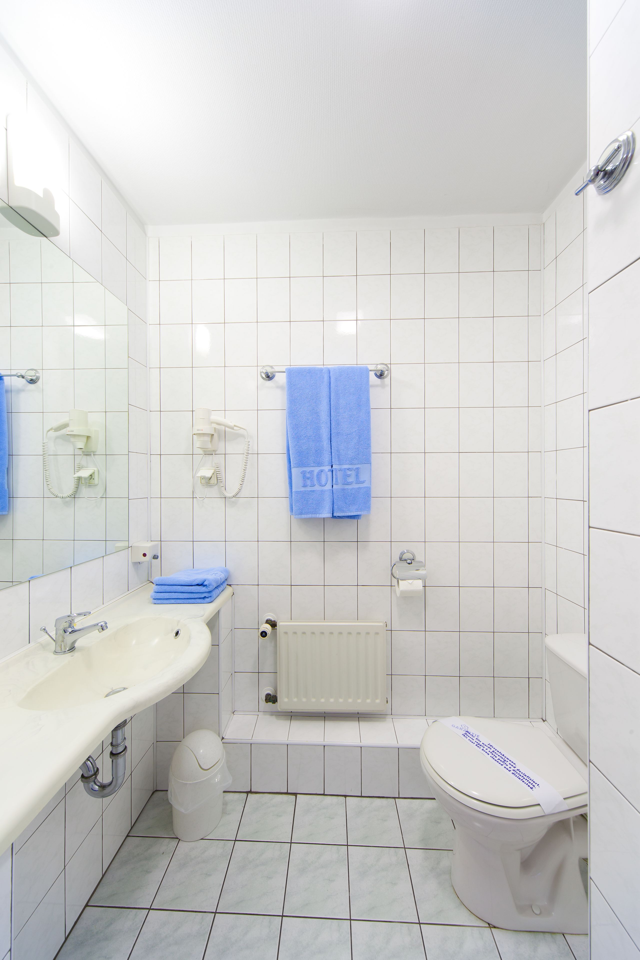 standard twin room | bathroom | shower, free toiletries, hair dryer, towels