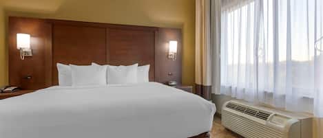 Luxe beddengoed, een bureau, een laptopwerkplek