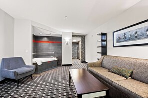 Suite estudio superior, 1 cama King size y sofá cama, para no fumadores, hidromasaje | Escritorio, espacio para trabajar con laptop y cortinas blackout 