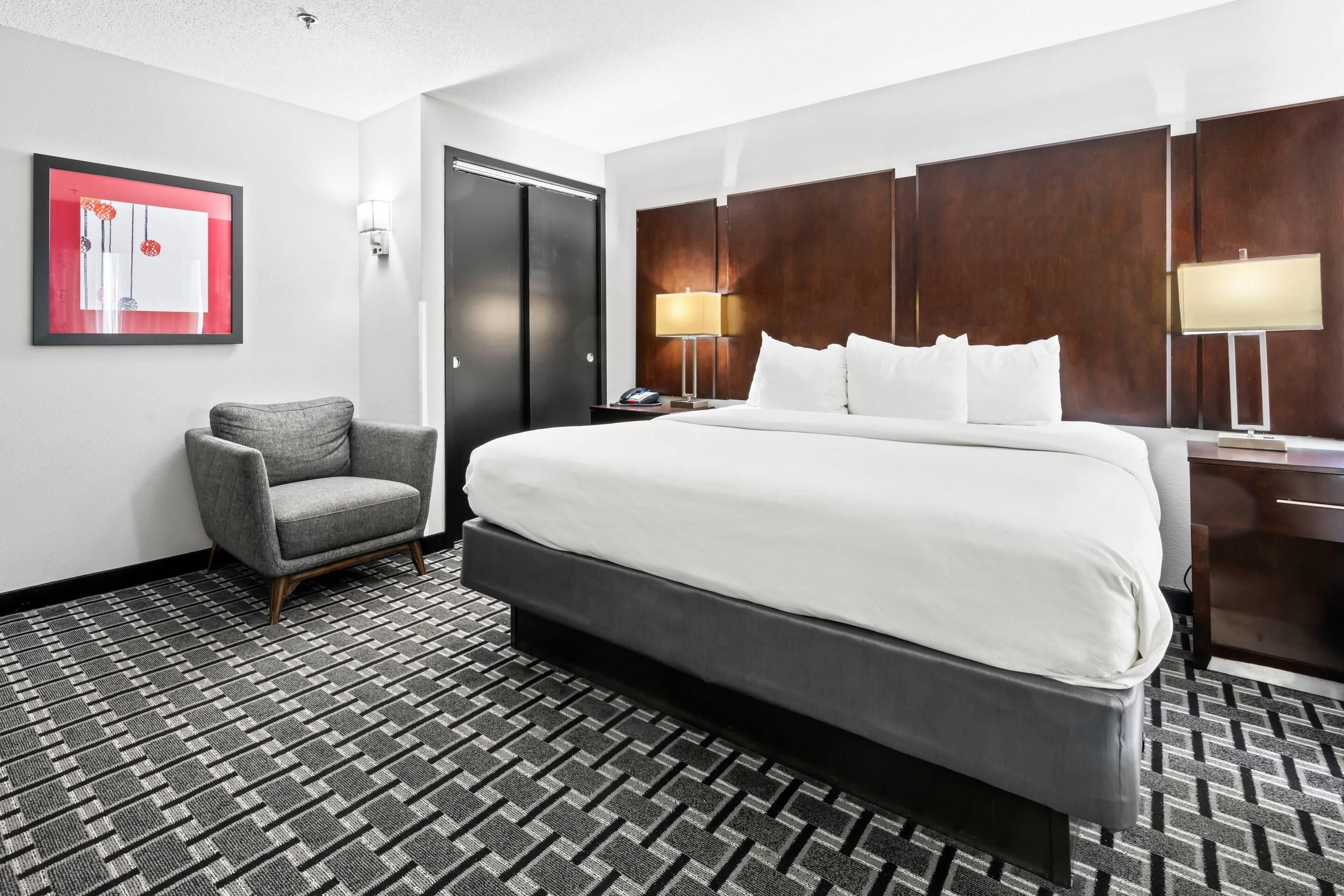 Bàn, khu vực làm việc phù hợp cho laptop, màn/rèm cản sáng 