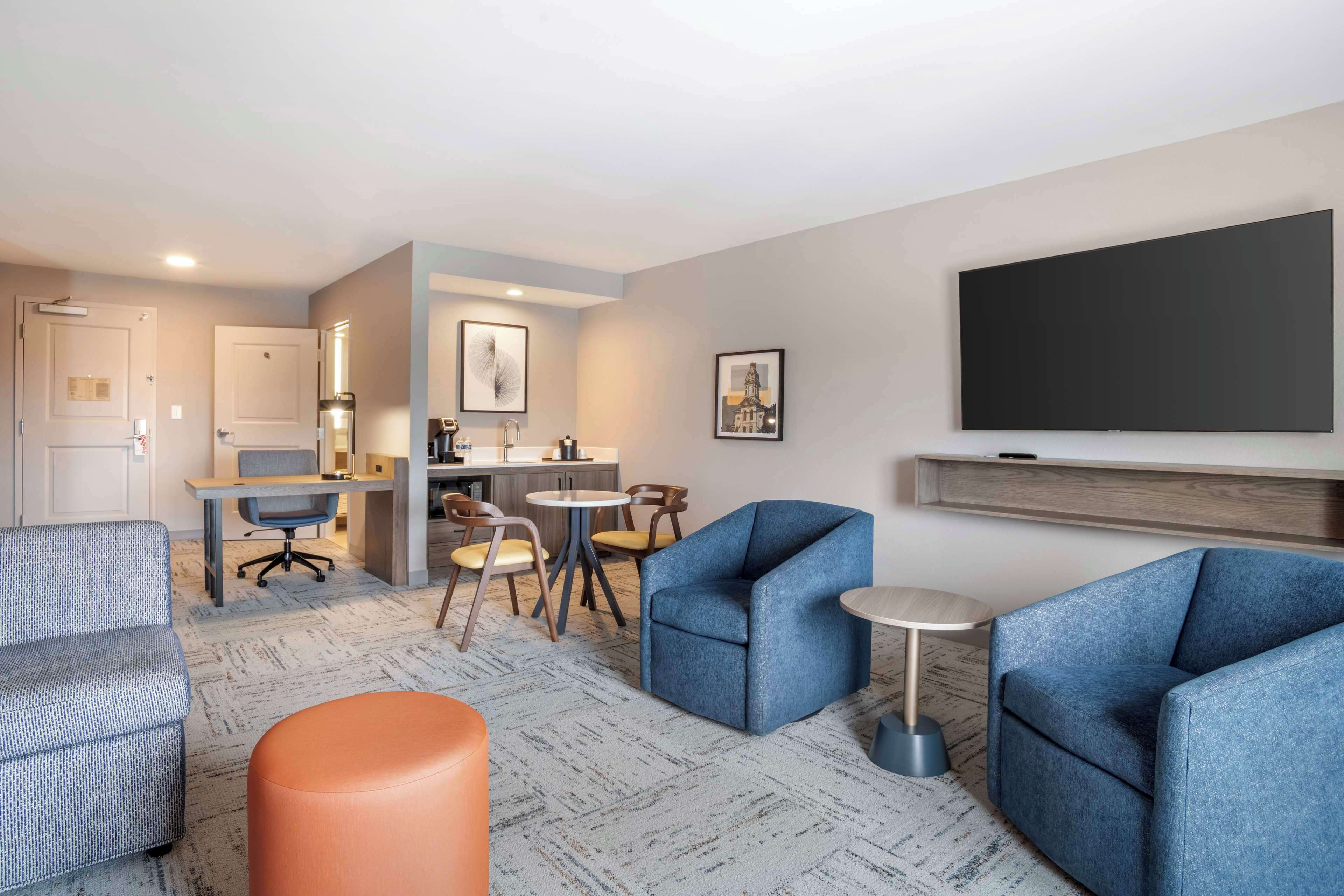 suite, 1 king bed | in-room safe, desk, iron/ironing board, rollaway beds