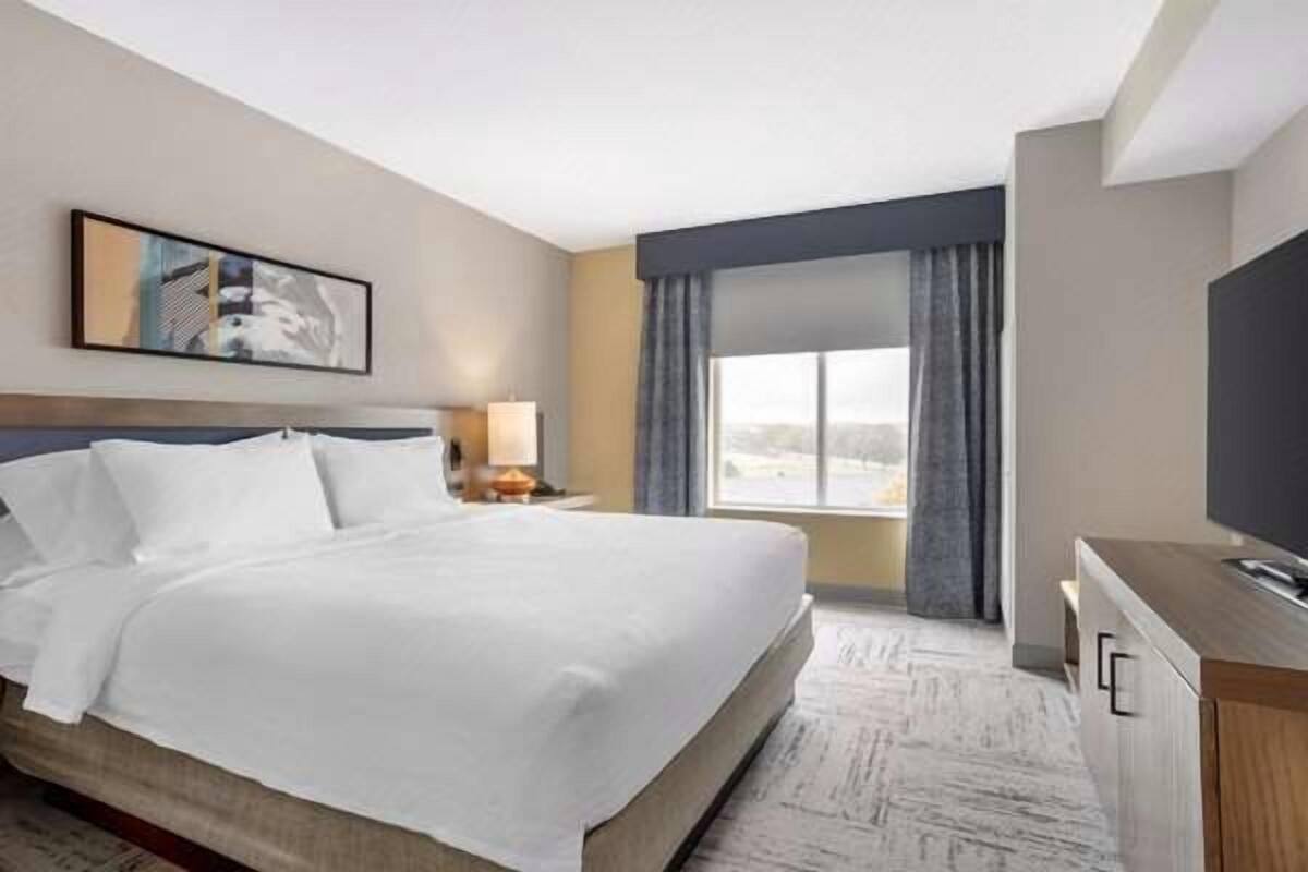 In-room safe, desk, iron/ironing board, rollaway beds (surcharge)