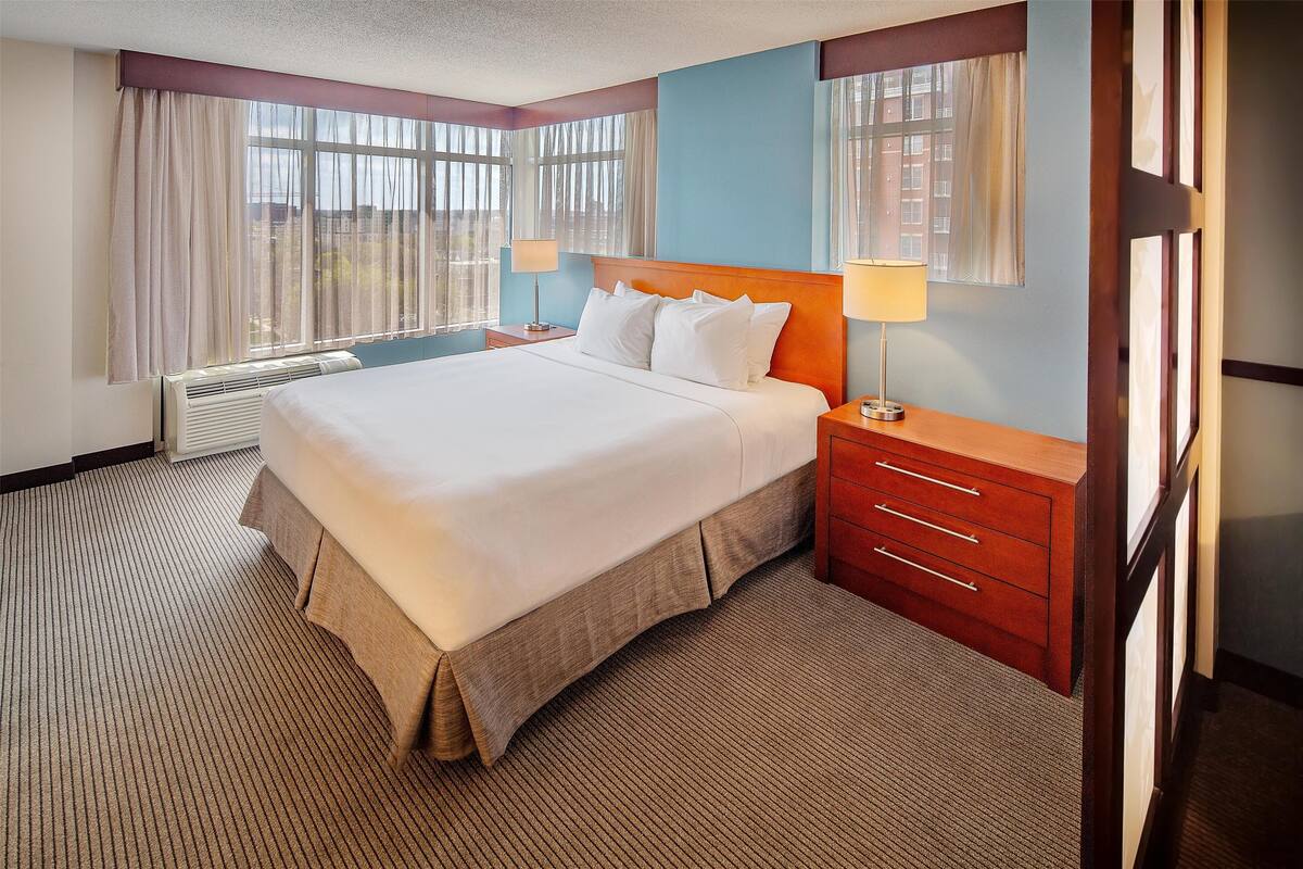 Room, 1 King Bed, Accessible, Bathtub | Hypo-allergenic bedding available, pillowtop beds, desk, blackout drapes