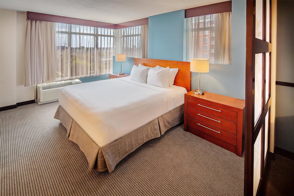 Room, 1 King Bed, Accessible, Bathtub | Hypo-allergenic bedding, pillowtop beds, desk, blackout drapes