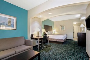 Premium bedding, desk, laptop workspace, blackout drapes - La Quinta Inn & Suites by Wyndham PCB Pier Park area (Panama City Beach)
