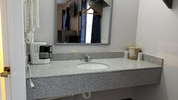 Combined shower/bathtub, towels
