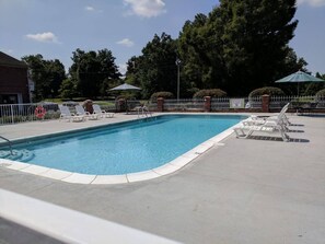 Seasonal outdoor pool - Old Bardstown Inn (Bardstown)