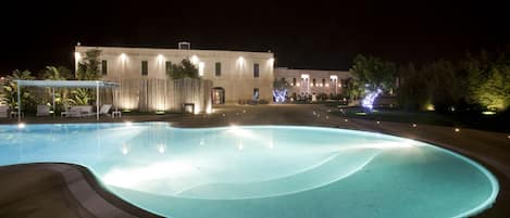 Piscine couverte, parasols de plage, chaises longues