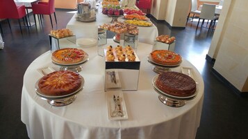 Se ofrece un desayuno bufé todos los días (por un coste adicional)