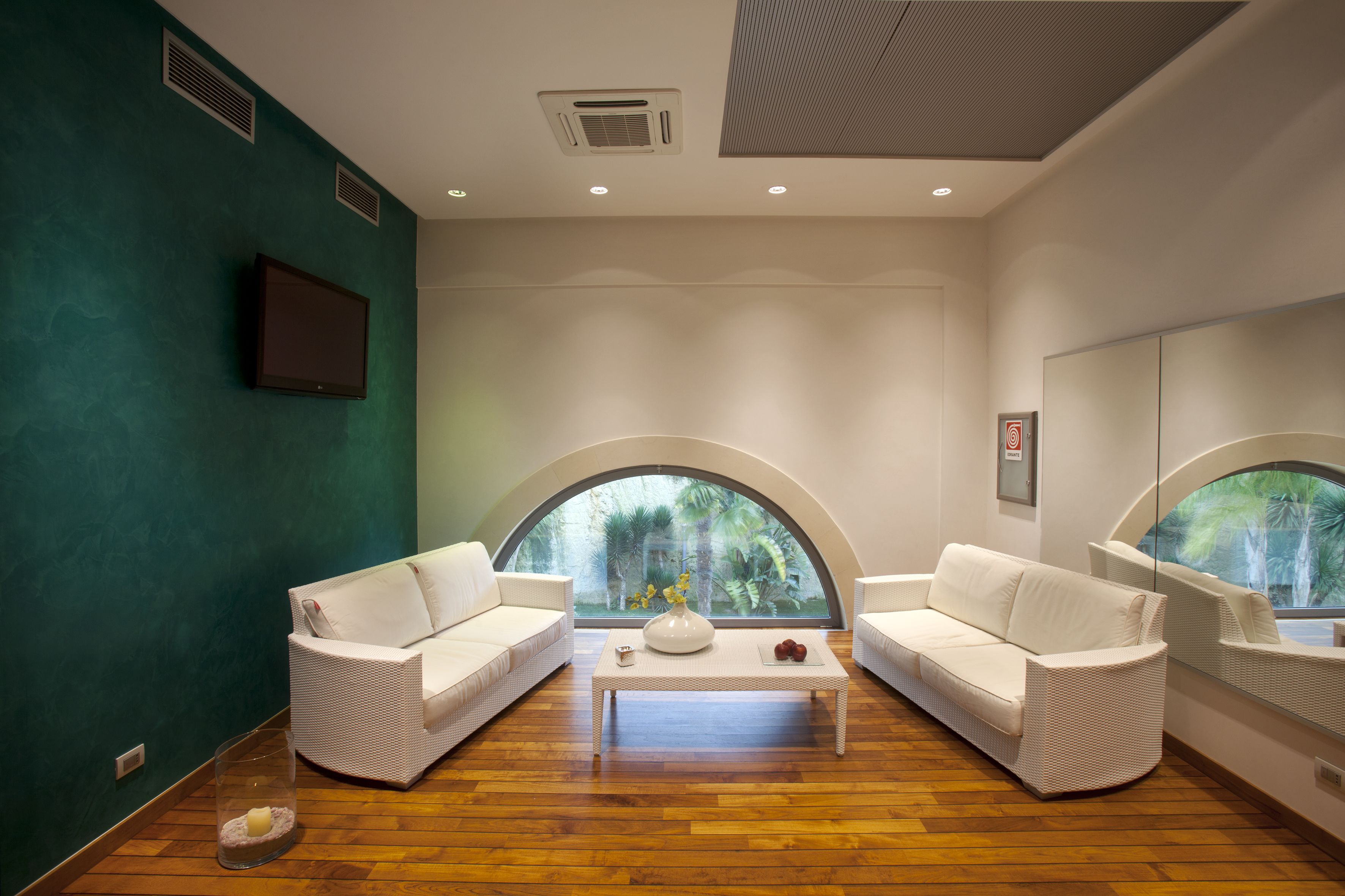 sauna, hot tub, steam room, turkish bath/hammam, body treatments