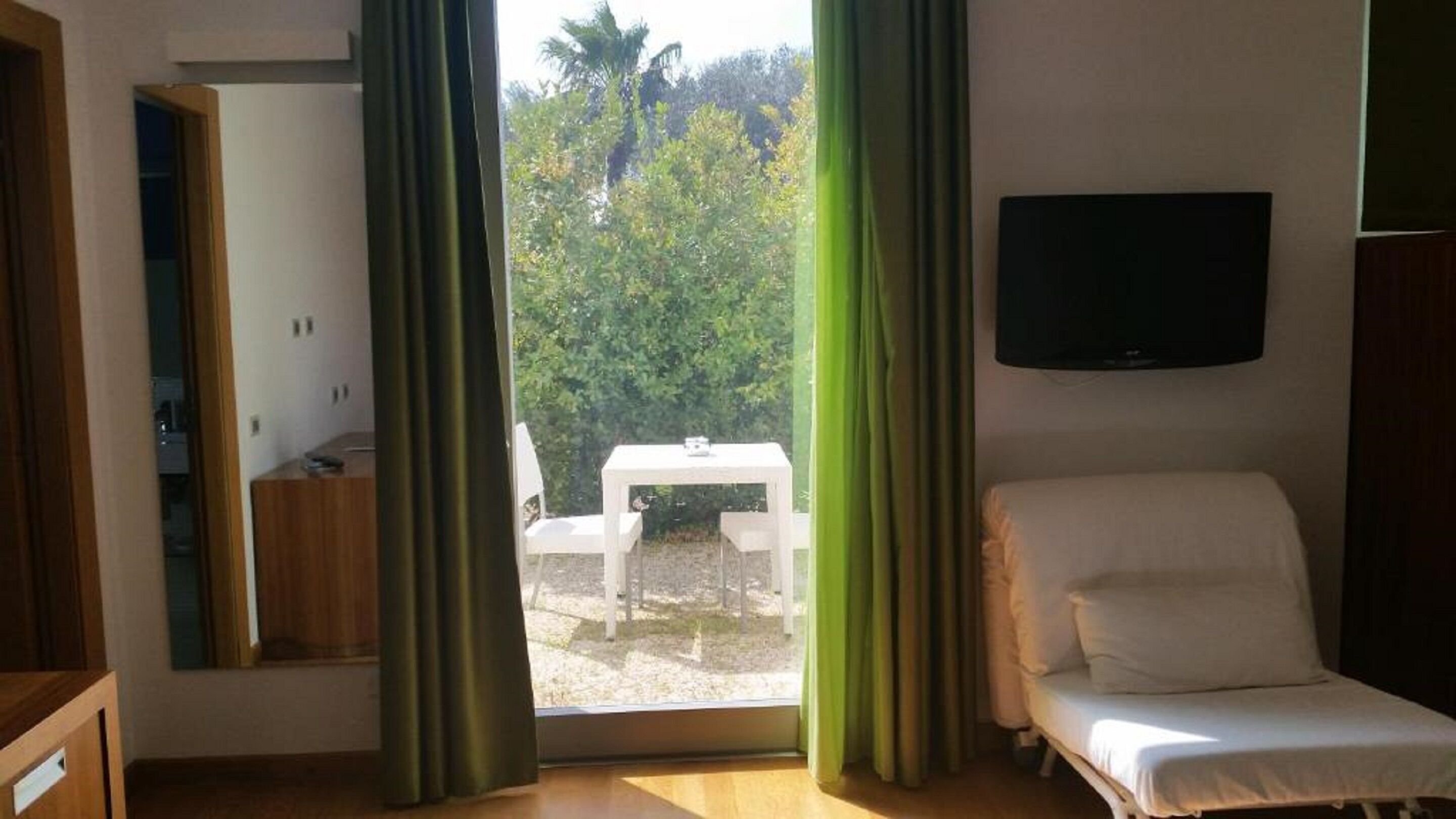 hypo-allergenic bedding, minibar, in-room safe, desk