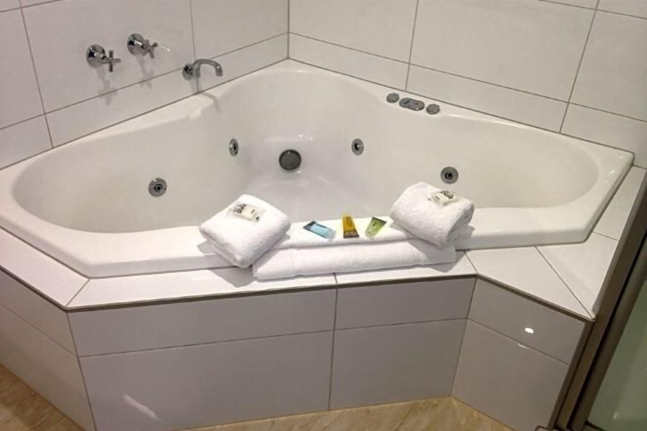 Kylpyhuone | Ilmaiset hygieniatuotteet, hiustenkuivaaja, pyyhkeet, saippua