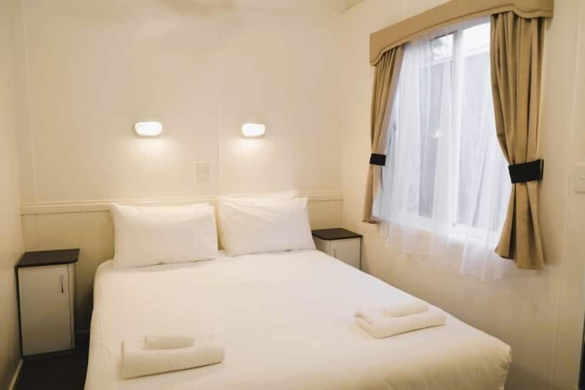 Ropa de cama de alta calidad y espacio para trabajar con laptop