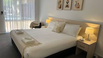 Zimmer | Hochwertige Bettwaren, laptopgeeigneter Arbeitsplatz