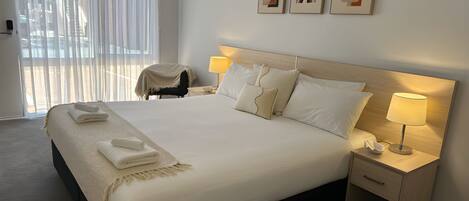 Kamar | Seprai premium, ruang kerja ramah laptop, dan kedap suara