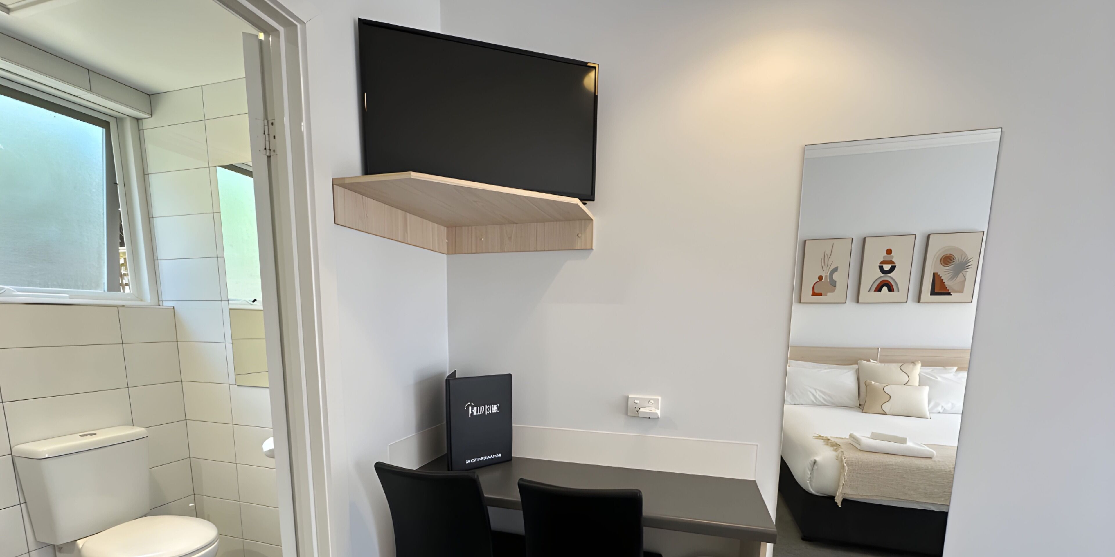 deluxe king room | television