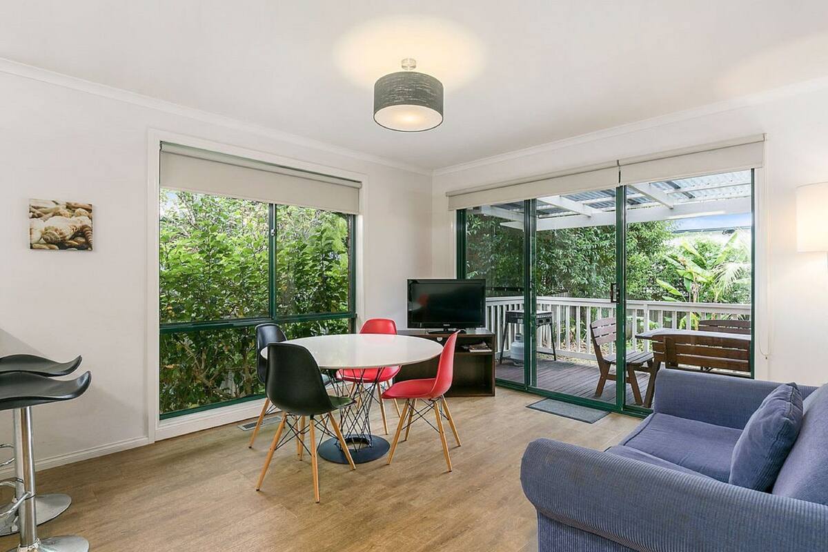 four bedroom townhouse | living area | 45-inch tv with cable channels