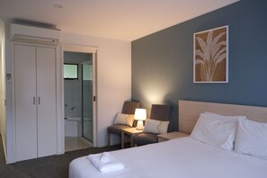 Queen Spa Room | Individually decorated, individually furnished, laptop workspace