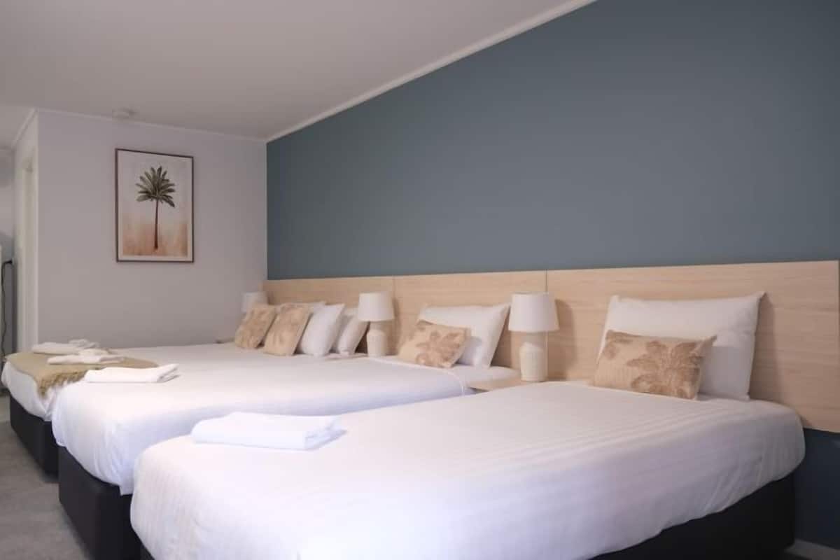 Ropa de cama de alta calidad y espacio para trabajar con laptop