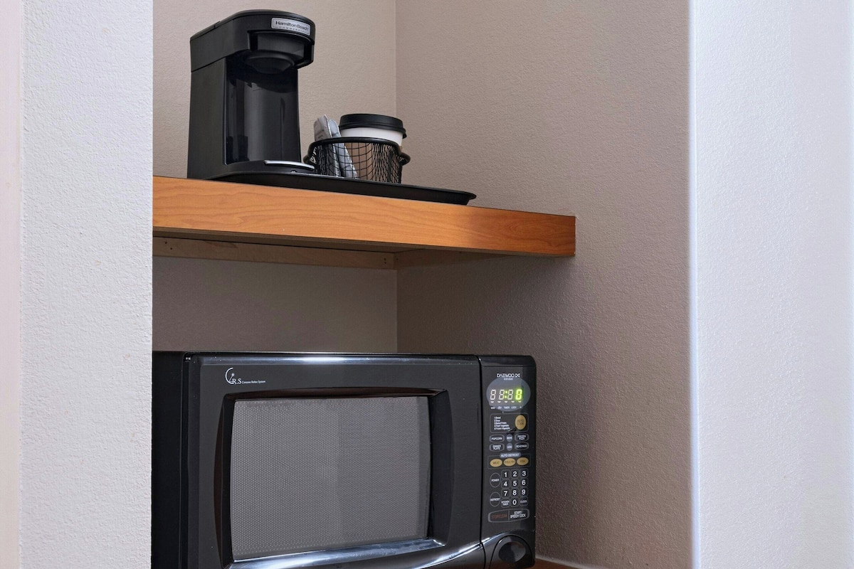 Tallelokero huoneessa, työpöytä