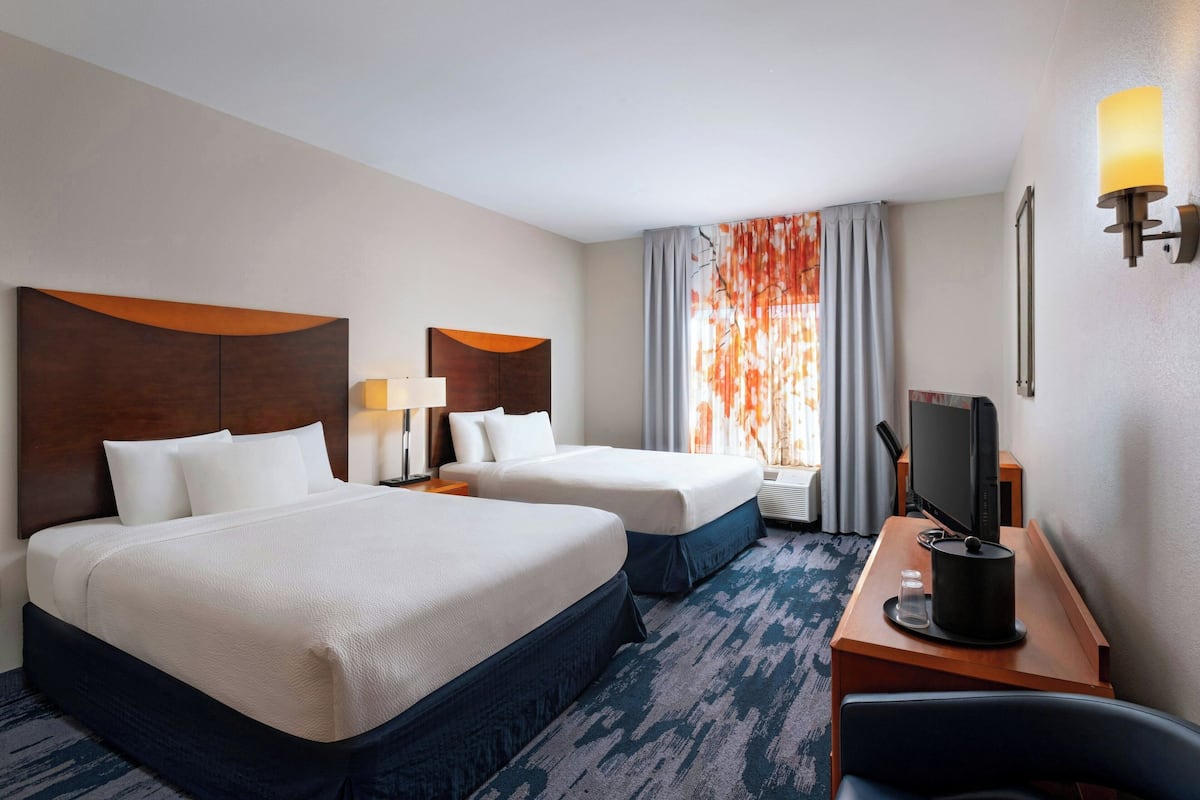 Huone, 2 keskisuurta parisänkyä | Tallelokero huoneessa, työpöytä