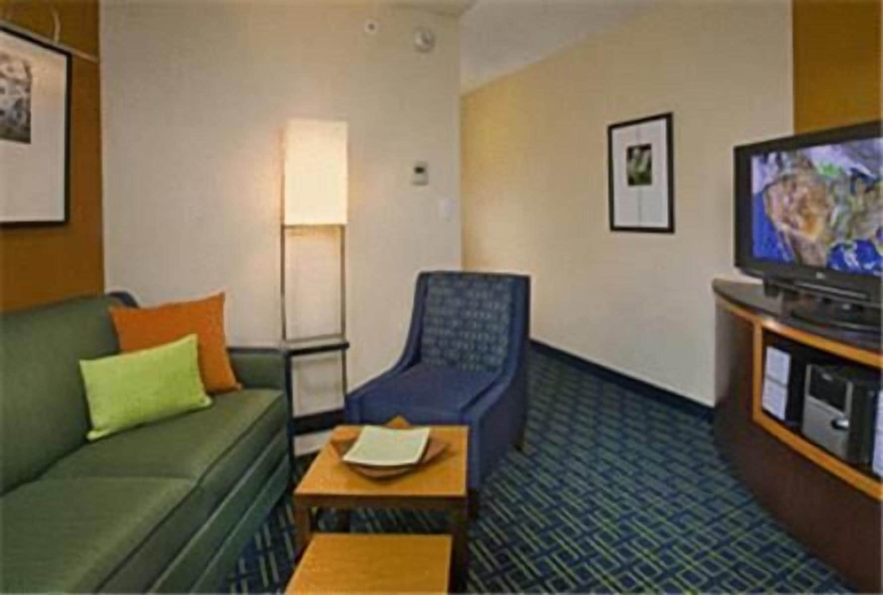 executive suite, 1 king bed, non smoking | living room | 32-inch lcd tv with cable channels, tv