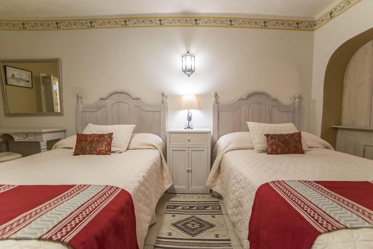1 Schlafzimmer, Zimmersafe, individuell dekoriert