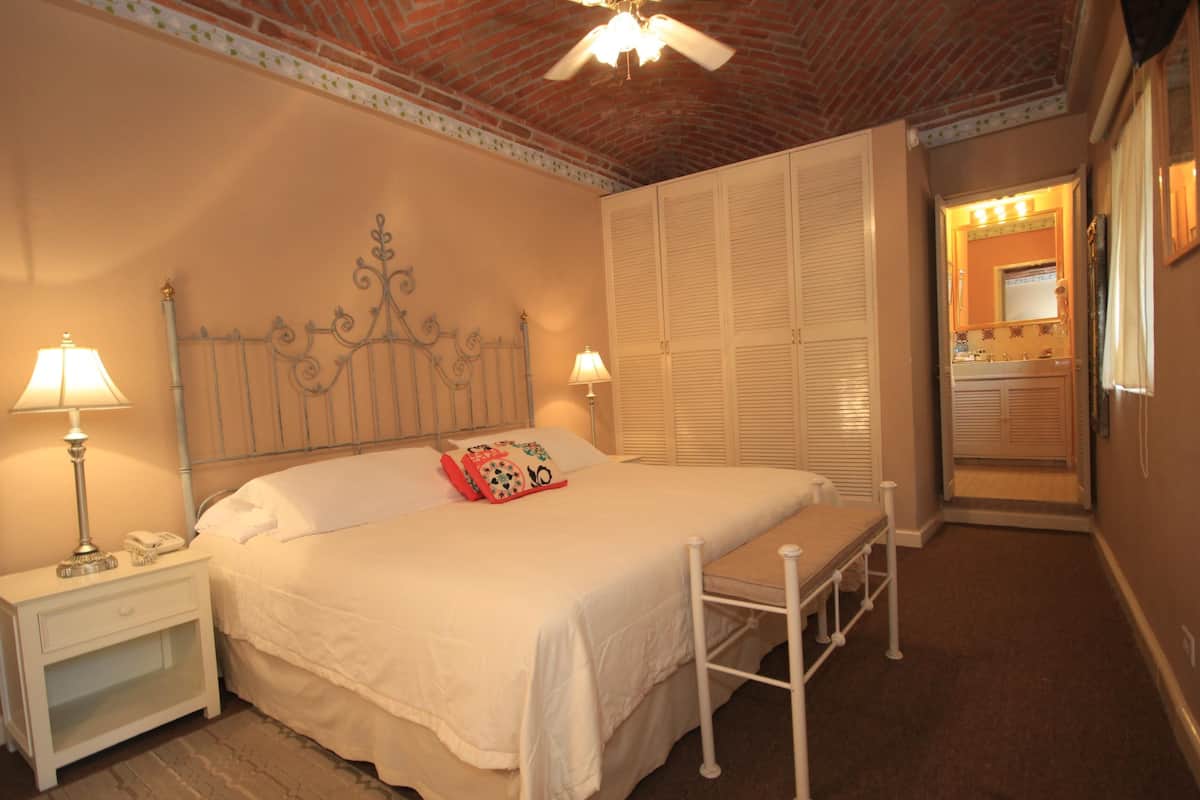 1 Schlafzimmer, Zimmersafe, individuell dekoriert