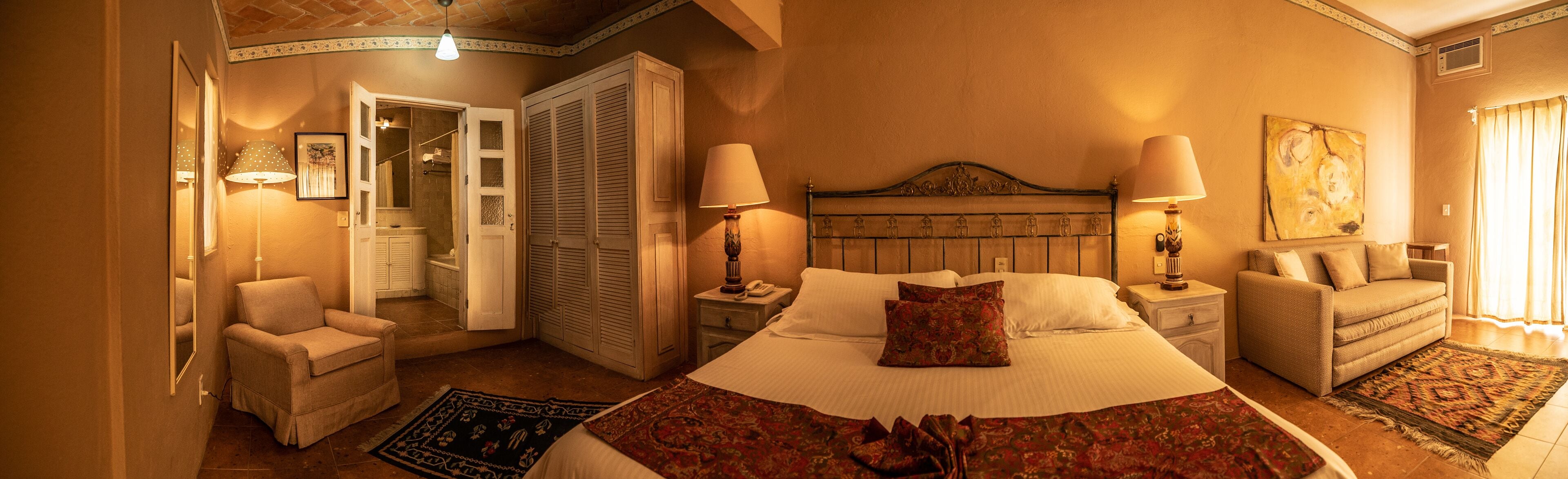 Junior Room, 1 King Bed, Courtyard View (Alcatraes) | In-room safe, individually decorated, individually furnished