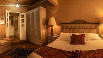 Junior Room, 1 King Bed, Courtyard View (Alcatraes) | 1 bedroom, in-room safe, individually decorated, individually furnished