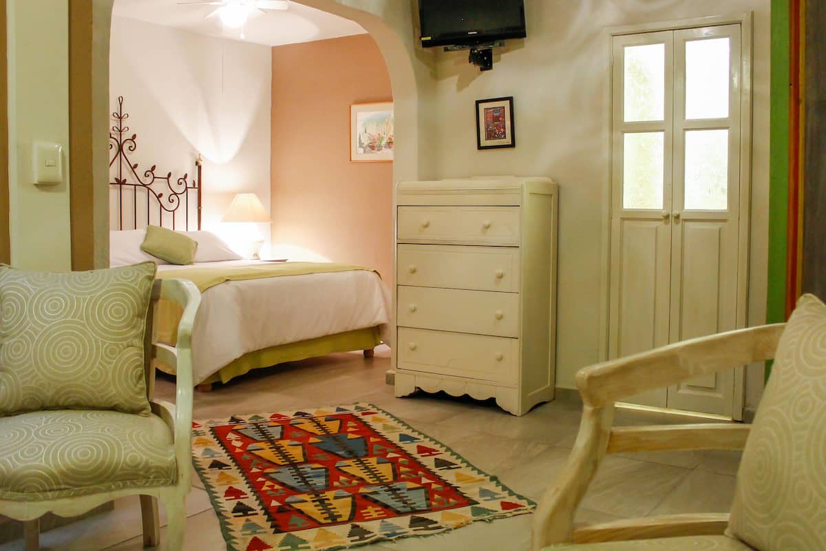 1 Schlafzimmer, Zimmersafe, individuell dekoriert