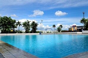 Outdoor pool - Likas Square Apartment Hotel (Kota Kinabalu)