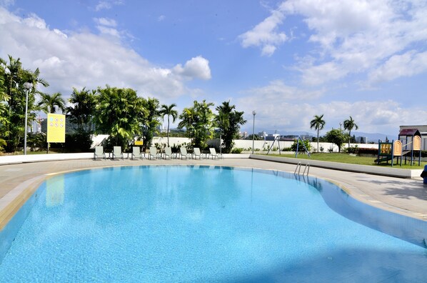 Outdoor pool - Likas Square Apartment Hotel (Kota Kinabalu)