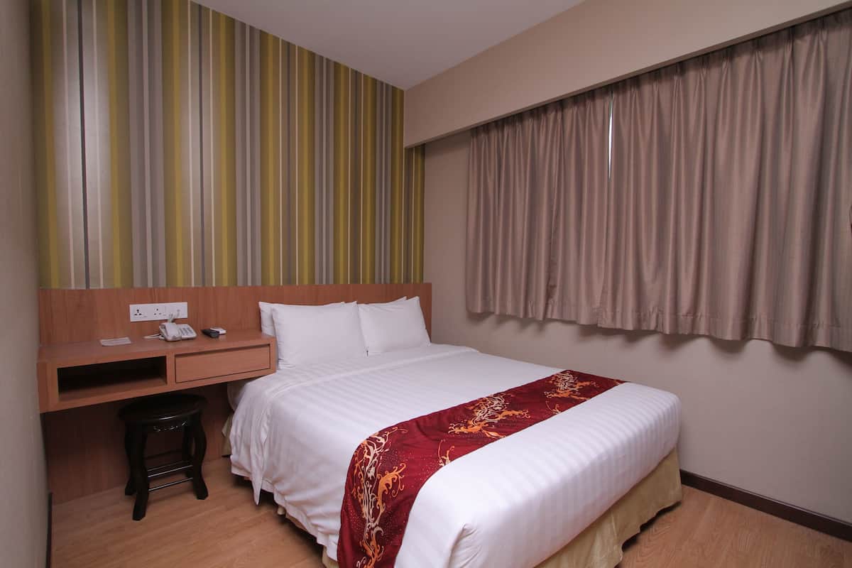 Queen Bedroom | Iron/ironing board, rollaway beds, free WiFi