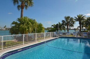 Piscina externa, espreguiçadeiras