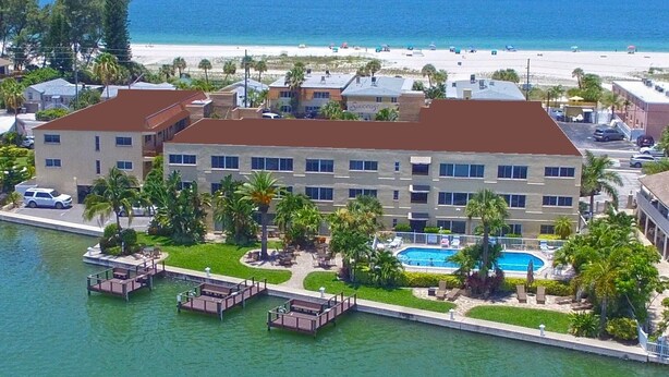 Un hotel con piscina, vista al mar y acceso a la playa.