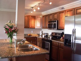 Full-sized fridge, microwave, oven, stovetop