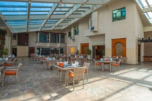2 restaurantes, café da manhã, culinária mediterrânea