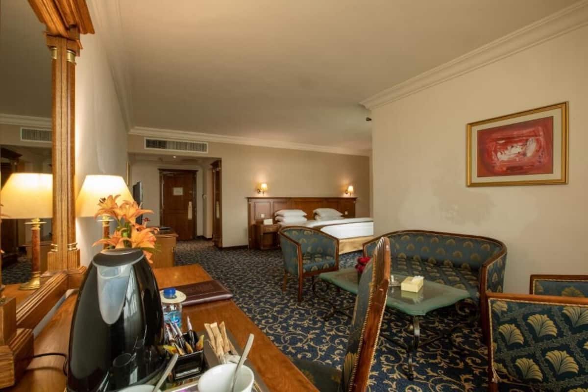 Executive-suite | Minibar, pengeskab på værelset, skrivebord, lydisolering