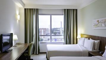 Roupas de cama premium, frigobar, cofres nos quartos