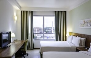 Habitación estándar, 2 camas matrimoniales, con acceso para personas discapacitadas | Ropa de cama de alta calidad y minibar 