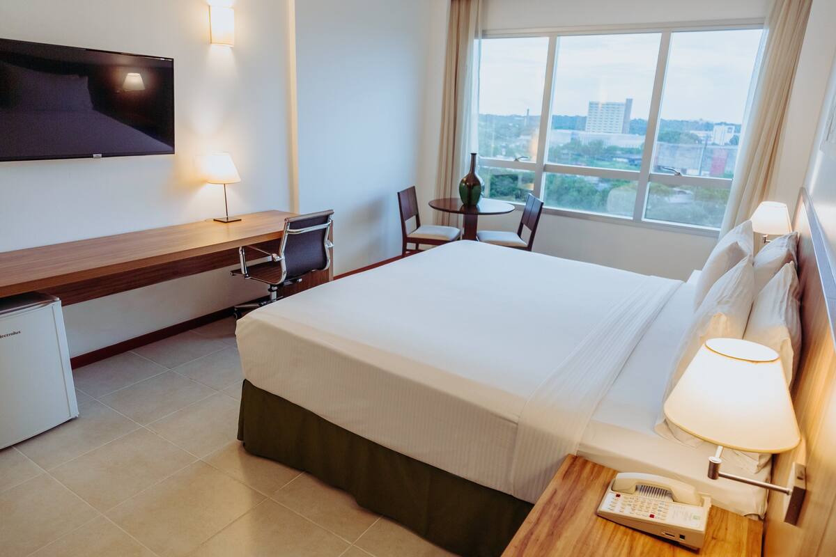premium room, 1 king bed | 1 bedroom, premium bedding, minibar, in-room safe