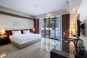 Habitació doble o amb dos llits individuals Deluxe, accés a la piscina | Caixa forta a l'habitació, escriptori i cortines opaques 