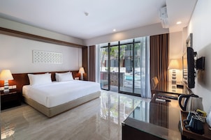 Caja de seguridad en la habitación, escritorio y cortinas blackout