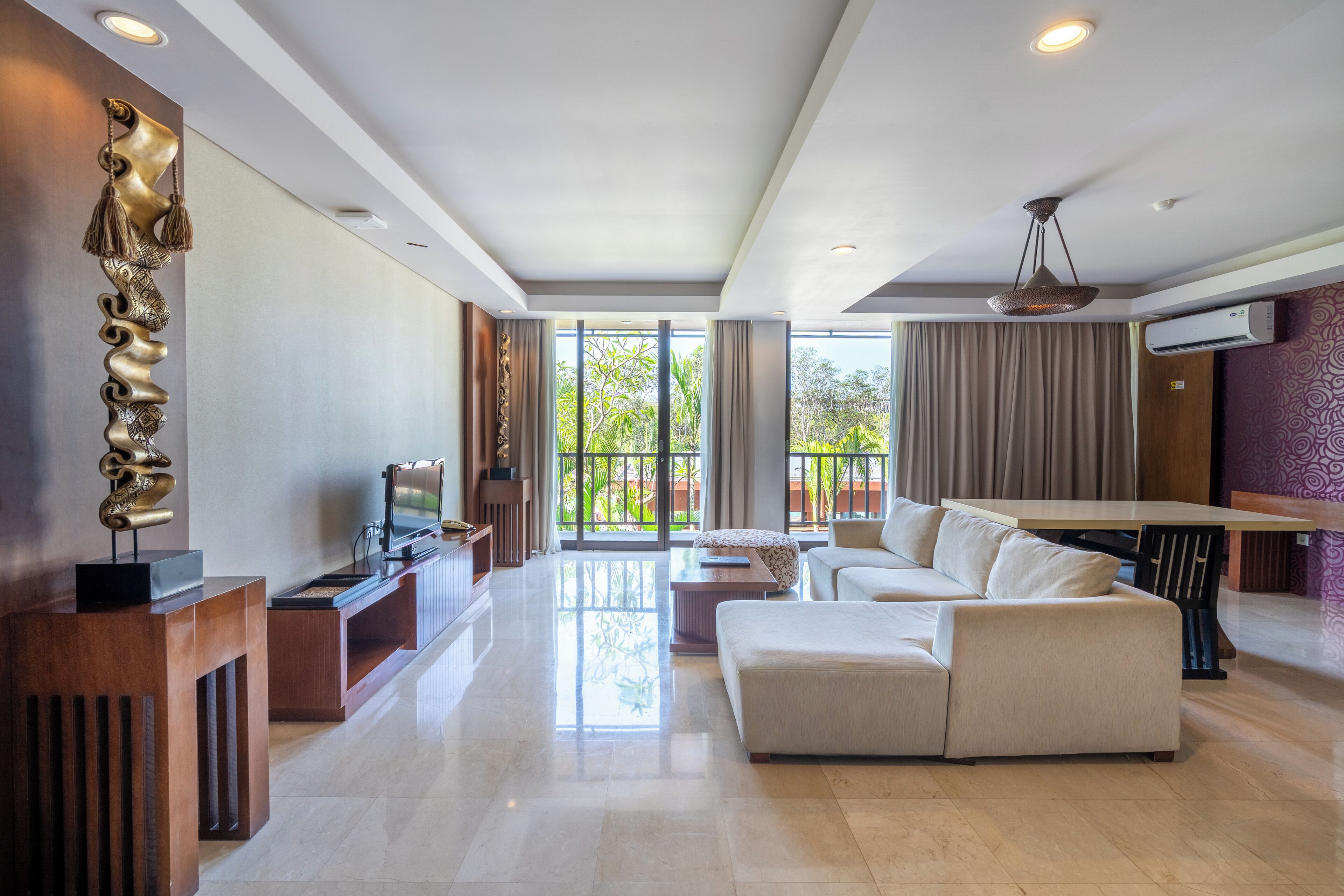 One Bedroom Suite Pool View | Zona de estar | Televisión LCD de 32 pulgadas con canales por satélite, una televisión