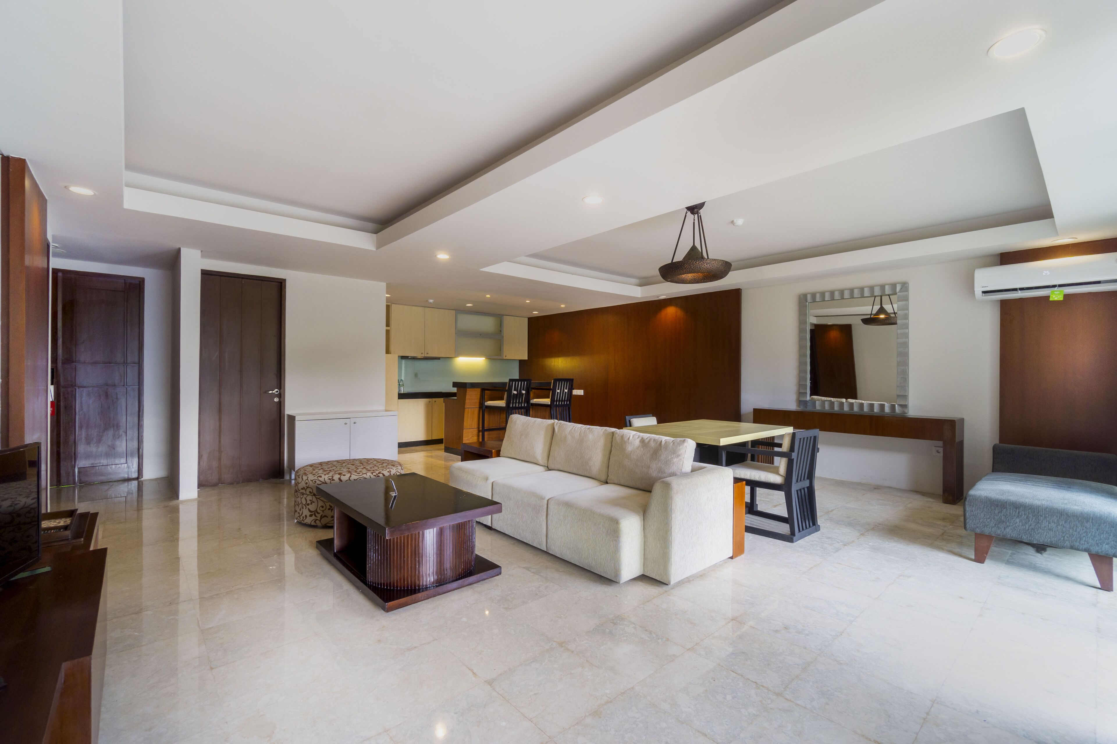 Una sala moderna con sofá, mesa de centro y comedor.