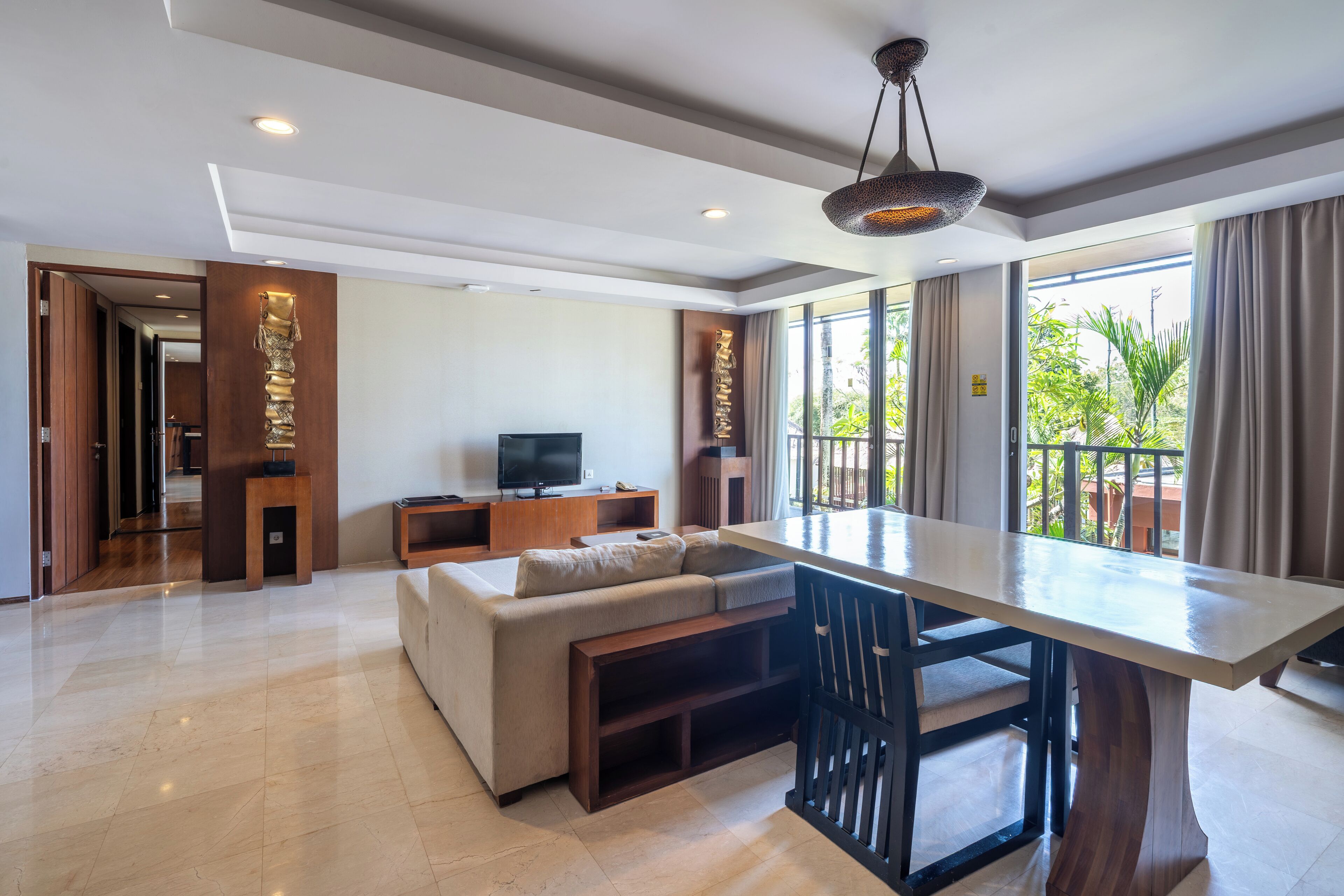 One Bedroom Suite Pool View | Zona de estar | Televisión LCD de 32 pulgadas con canales por satélite, una televisión